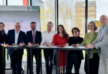Nieuwe pilothal in Rotterdam voor industriële elektrificatie Simone van Tongeren (Deltalinqs), Richard Braal (TNO), Jeroen Koedam (Provincie Zuid-Holland), Auke Ferwerda (Platform Zero), Magrita Noordmans (FME), Maaike van Asten (Gemeente Rotterdam), Petra de Groene (InnovationQuarter), Egbert van der Wal (Havenbedrijf Rotterdam).