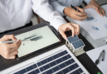 Energietransitie vraagt om schaarse grondstoffen met grote risico’s Technologieën als windturbines, zonnepanelen, batterijen en elektrolysers vereisen kritieke materialen (foto Dacharlie via iStock)