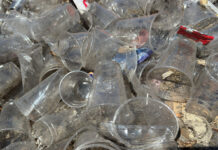 Driekwart festivals negeert verbod op plastic wegwerpbekers Op de meeste evenementen werden nog steeds plastic wegwerpbekers gebruikt (foto Jarama via iStock)